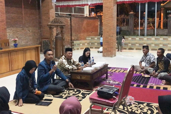 Ketua KKN-BBK 4 Universitas Airlangga Aldi Huda Firnanda membuka Kegiatan Sosialisasi Pencegahan Judi Online dan Pinjaman Online di Desa Kalikatir, Kecamatan Gondang, Kabupaten Mojokerto. (Istimewa) - Image