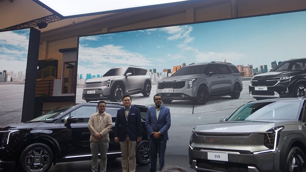 Kia resmi meluncurkan 3 model terbarunya, yakni Kia EV9 varian Earth, The New Kia Carnival Hybrid, dan The New Kia Seltos di GIIAS 2024. (Edy Pramana/JawaPos.com) - Image