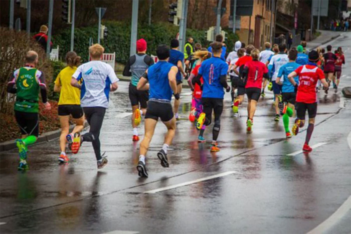 Ilustrasi peserta marathon tengah menjalani lintasan basah sehabis turun hujan. (Pixabay) - Image