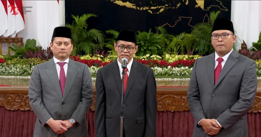 Wakil Menteri Investasi/BPKM Yuliot Tanjung (tengah). (YouTube Setpres) - Image