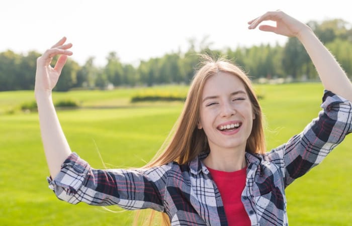 Ilustrasi perempuan yang masa kecilnya bahagia dan sehat (freepik) - Image