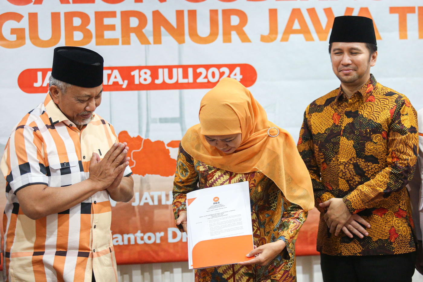 Presiden PKS Ahmad Syaikhu menyerahkan surat rekomendasi PKS untuk Pilkada Jawa Timur kepada Bakal Calon Gubernur Jawa Timur Khofifah Indar Parawansa dan Bakal Calon Wakil Gubernur Jawa Timur Emil Dardak di Kantor DPP PKS, Jakarta, Kamis (18/7/2024). (Mif - Image