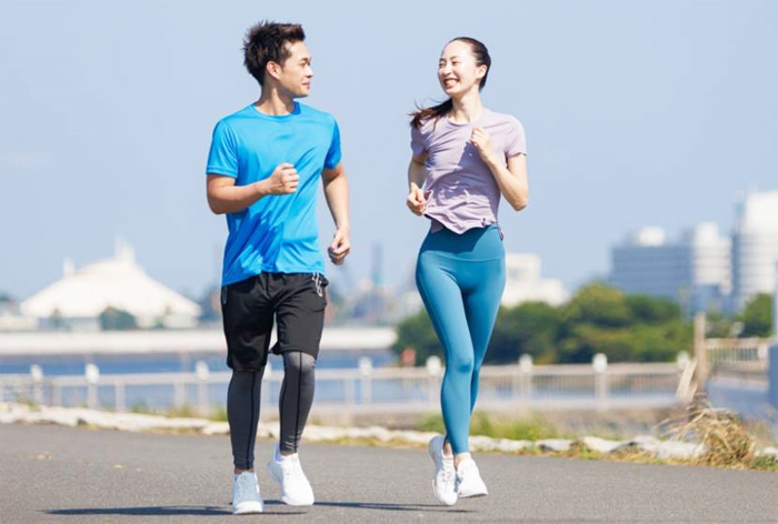 Ilustrasi dua pelari tengah menikmati jogging. (Istimewa) - Image