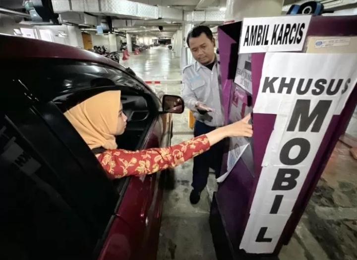 Ilustrasi parkir di tempat parkir resmi../Pemkot Surabaya via Jawa Pos. - Image
