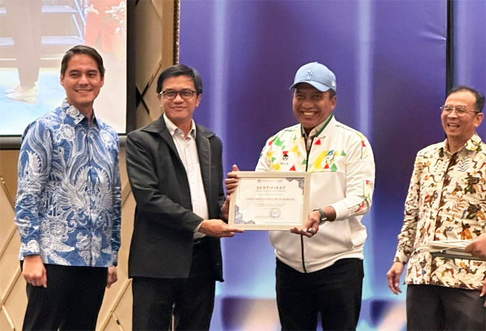 Dirjen Diktiristek Kemdikbudristek menyerahkan penghargaan kepada Rektor UNESA Prof. Dr. Nurhasan, M.Kes. (Humas UNESA) - Image