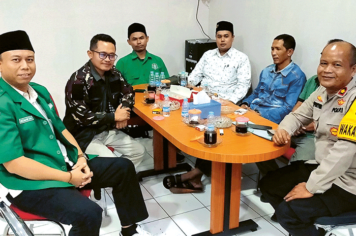CABUT LAPORAN: Wakapolres Mojokerto Kota Kompol Supriyono (kanan) dan Juariyanto (dua dari kanan) beserta tim kuasa hukum di Mapolres Mojokerto Kota (17/7). (MARTDA VADETYA/JAWA POS RADAR MOJOKERTO) - Image
