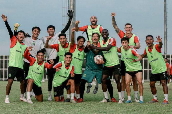 Paul Munster jadi penerus tampuk tradisi juara Persebaya Surabaya yang terakhir kali juara Liga Indonesia pada 2004. (Instagram/@officialpersebaya) - Image
