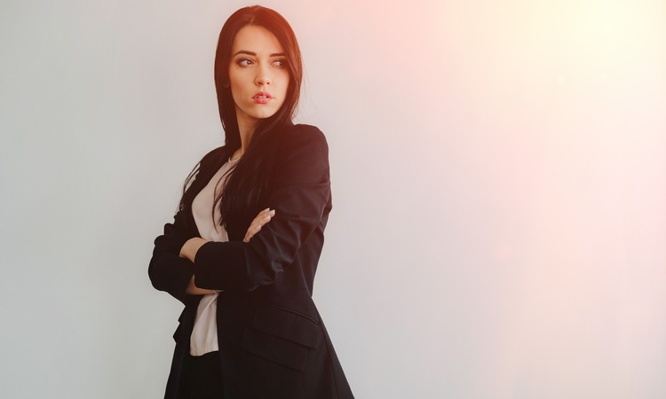 perempuan dengan kepribadian yang sangat kuat cenderung menggunakan 10 frasa ini secara teratur (foto: freepik) - Image