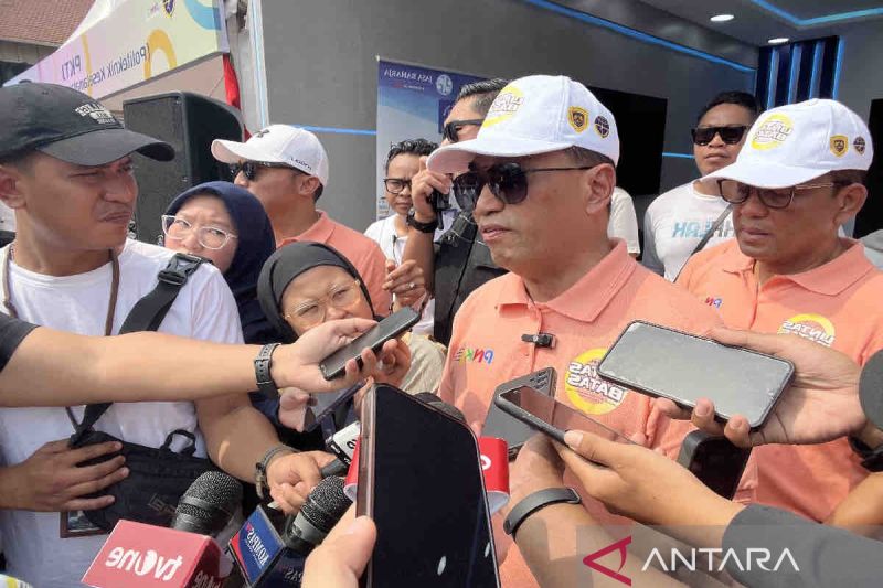 Menhub Budi Karya Sumadi mengatakan sebanyak 4 pesawat dikerahkan untuk memodifikasi cuaca demi kelancaran pembangunan Bandara VVIP di Ibu Kota Negara (IKN) Nusantara. (ANTARA/Harianto) - Image