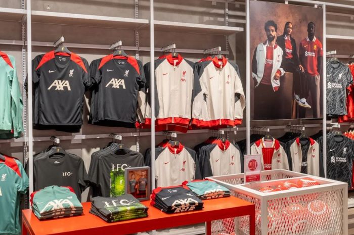 Penampakan koleksi terbaru dari toko resmi Liverpool di Indonesia yang berada di Pondok Indah Mall 2 Jakarta Selatan. (Instagram/@lfcretailid) - Image