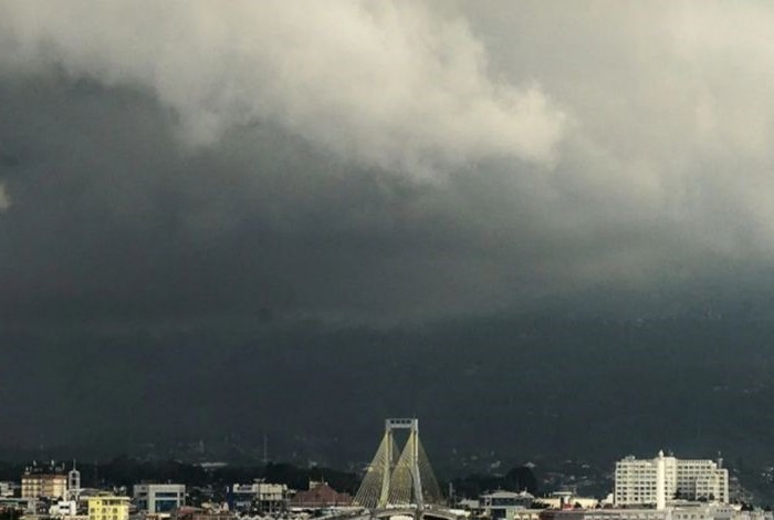 Ilustrasi awan gelap cuaca buruk. (Adwit B. Pramono/Antara) - Image