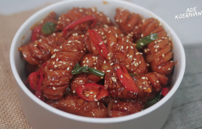 Resep Sosis Ayam Manis yang Enak dan Cocok Dijadikan Sebagai Menu Bekal Sekolah Anak./Tangkap Layar YouTube Ade Koerniawan - Image