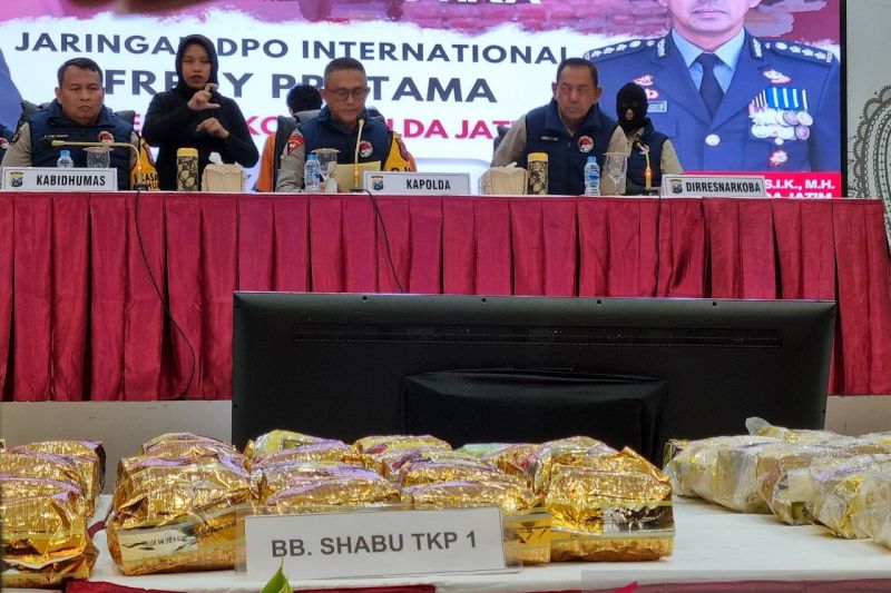 Kapolda Jawa Timur Irjen Pol Imam Sugianto (tengah) saat merilis penggagalan peredaran sabu-sabu dan ekstasi di Mapolda setempat, Surabaya, Selasa (23/7/2024). (ANTARA/Willi Irawan) - Image