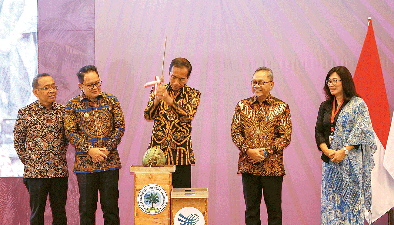 SIMPAN POTENSI: Presiden Jokowi memecah kelapa sebagai salah satu simbolis pembukaan International Cocotech Conference and Exhibition di Surabaya kemarin (22/7). (DIPTA WAHYU/JAWA POS) - Image