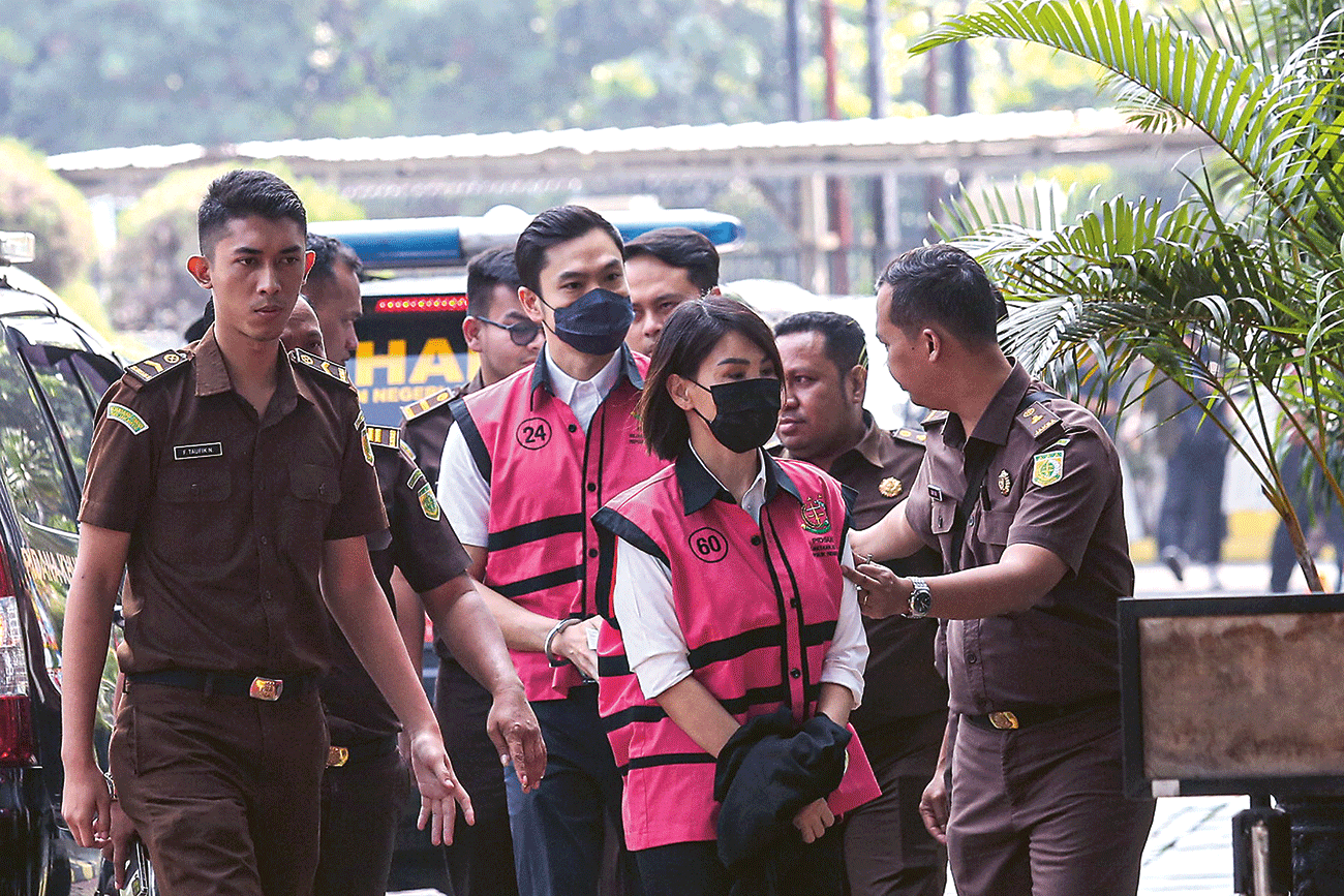 Harvey Moeis dan Helena Lim memasuki gedung Kejari Jaksel. Dua orang tersebut telah ditetapkan sebagai tersangka kasus dugaan korupsi komoditas timah. (MIFTAHUL HAYAT/JAWA POS) - Image