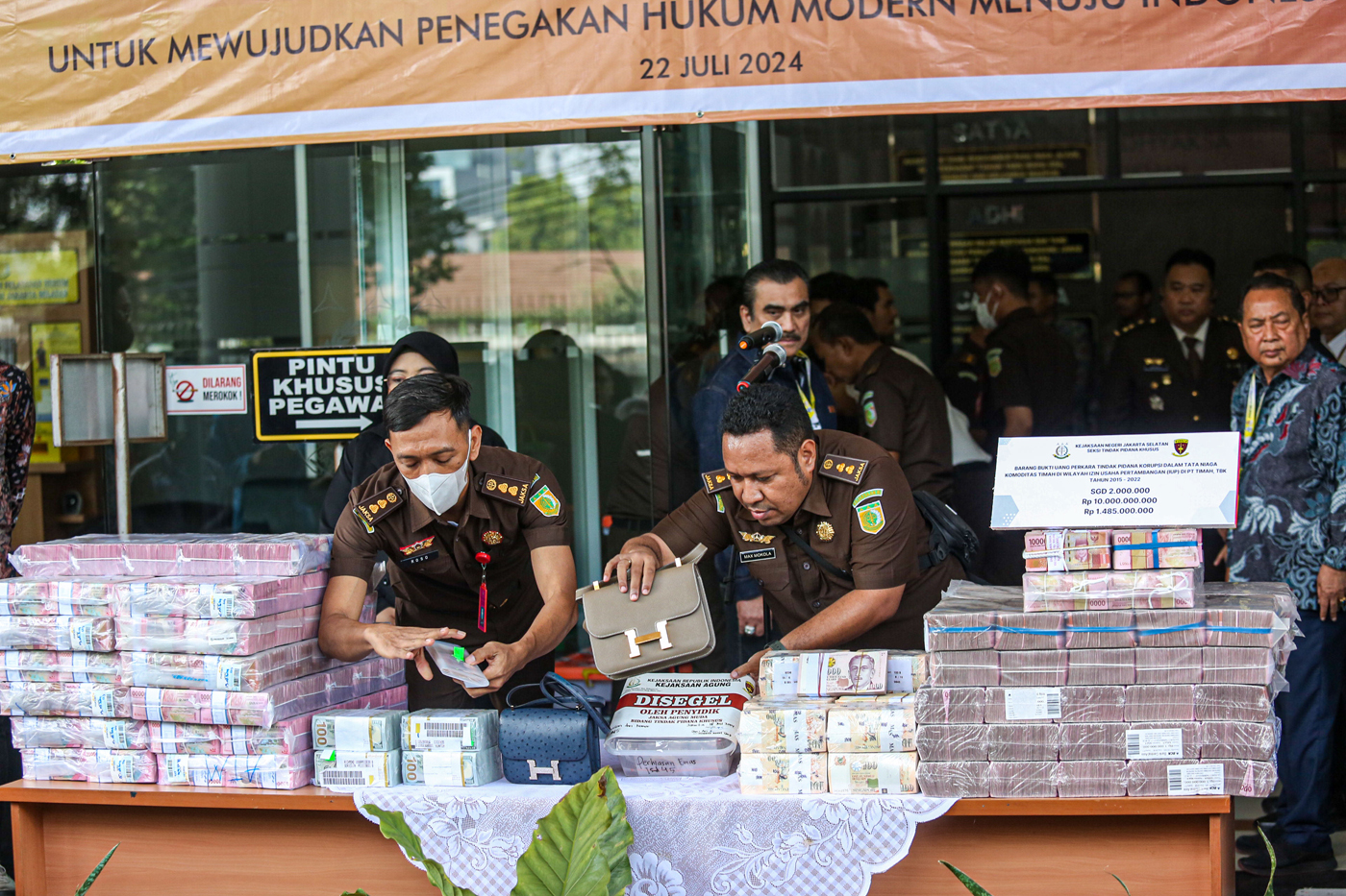 Sejumlah barang bukti kasus dugaan korupsi di PT Timah saat konferensi pers pelimpahan tahap dua di Kejaksaan Negeri Jakarta Selatan, Jakarta, Senin (22/7/2024). (Miftahul Hayat/Jawa Pos) - Image