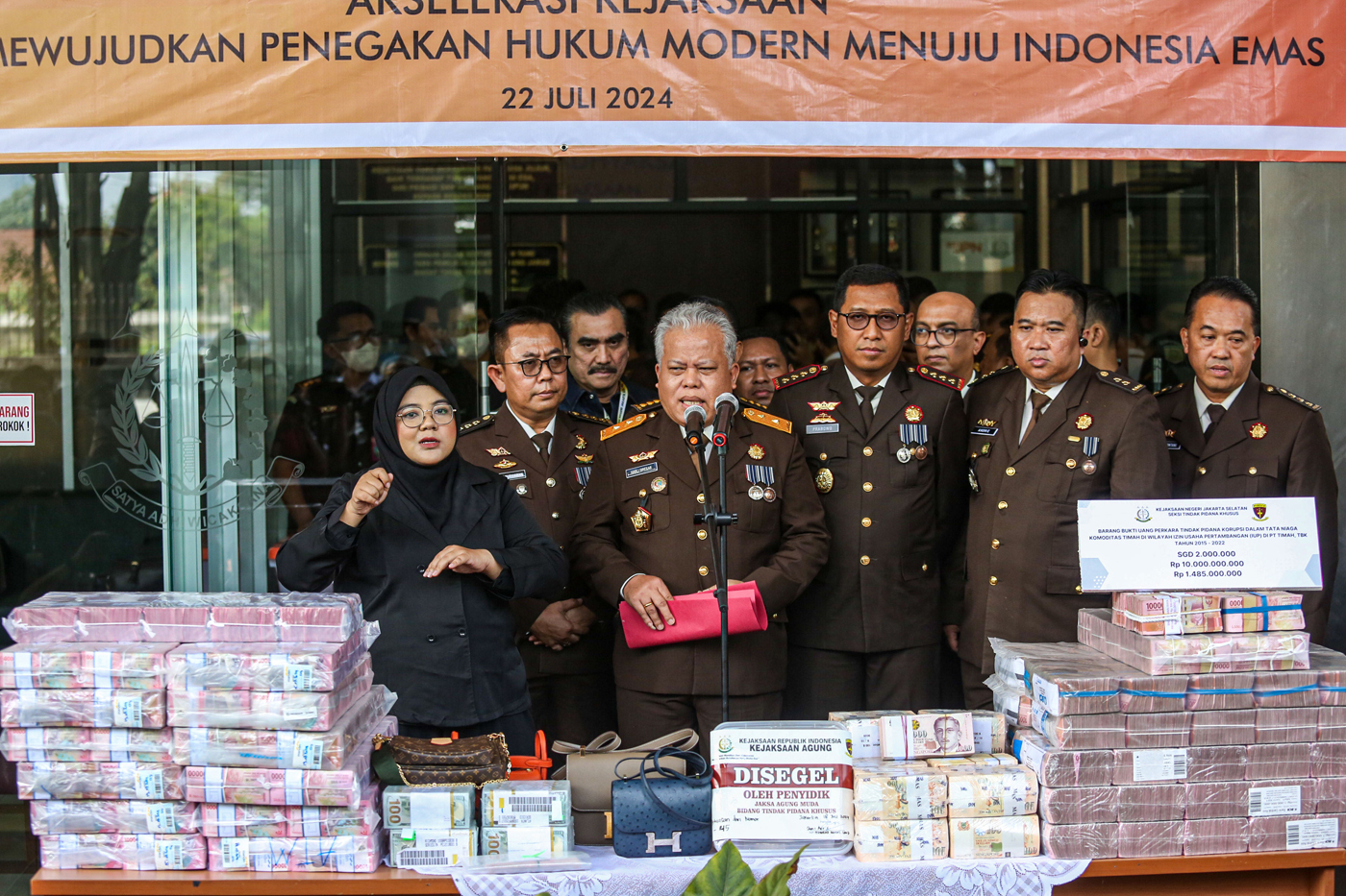Kepala Pusat Penerangan Hukum Kejaksaan Agung RI Harli Siregar menyampaikan keterangan saat konferensi pers pelimpahan tahap dua di Kejaksaan Negeri Jakarta Selatan, Jakarta, Senin (22/7/2024). (Miftahul Hayat/Jawa Pos) - Image