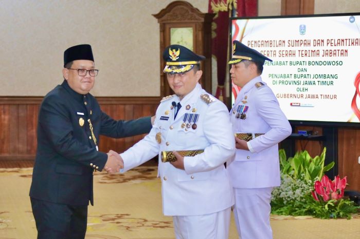 Pj Gubernur Jatim Adhy Karyono lantik Muhammad Hadi Wawan Guntoro sebagai Pj Bupati Bondowoso dan Teguh Narutomo sebagai Pj Bupati Jombang di Gedung Negara Grahadi Surabaya, Selasa (23/7). (Istimewa) - Image