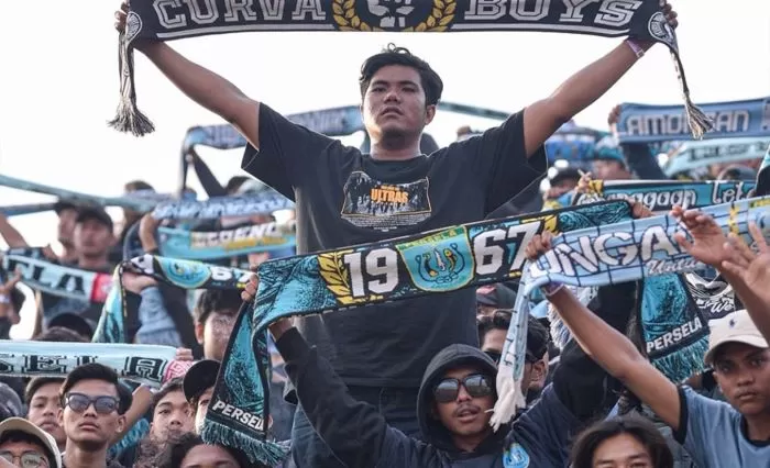 Aksi LA Mania dan Curva Boys saat mendukung Persela Lamongan (@perselafc) - Image