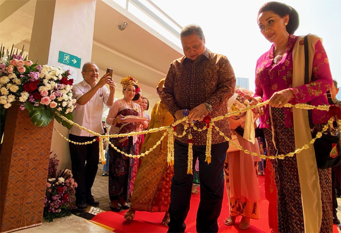 Menteri Perekonomian Airlangga Hartarto bersama Ketua Umum KOWANI Giwo Rubianto Wiyogo, membuka hari pertama rangkaian acara Hari Kebaya Nasional 2024 di Istora Senayan, Jakarta (23/7/2024) (Istimewa) - Image