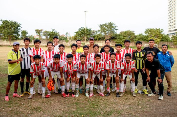 Ganesha Putera berfoto bersama tim Indonesia Muda. (persebaya.id) - Image
