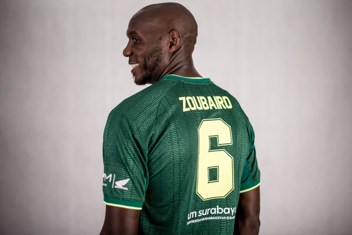 Potret bek naturalisasi Zoubairou Garba ketika masih membela Persebaya Surabaya. (persebaya.id) - Image