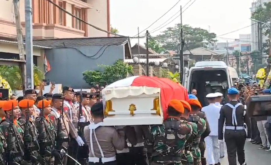 enazah Wakil Presiden (Wapres) ke-9 RI Hamzah Haz diberangkatkan dari rumah duka di kawasan Matraman, Jakarta Timur menuju pemakaman keluarga yang berlokasi di Cisarua, Kabupaten Bogor, Jawa Barat. - Image