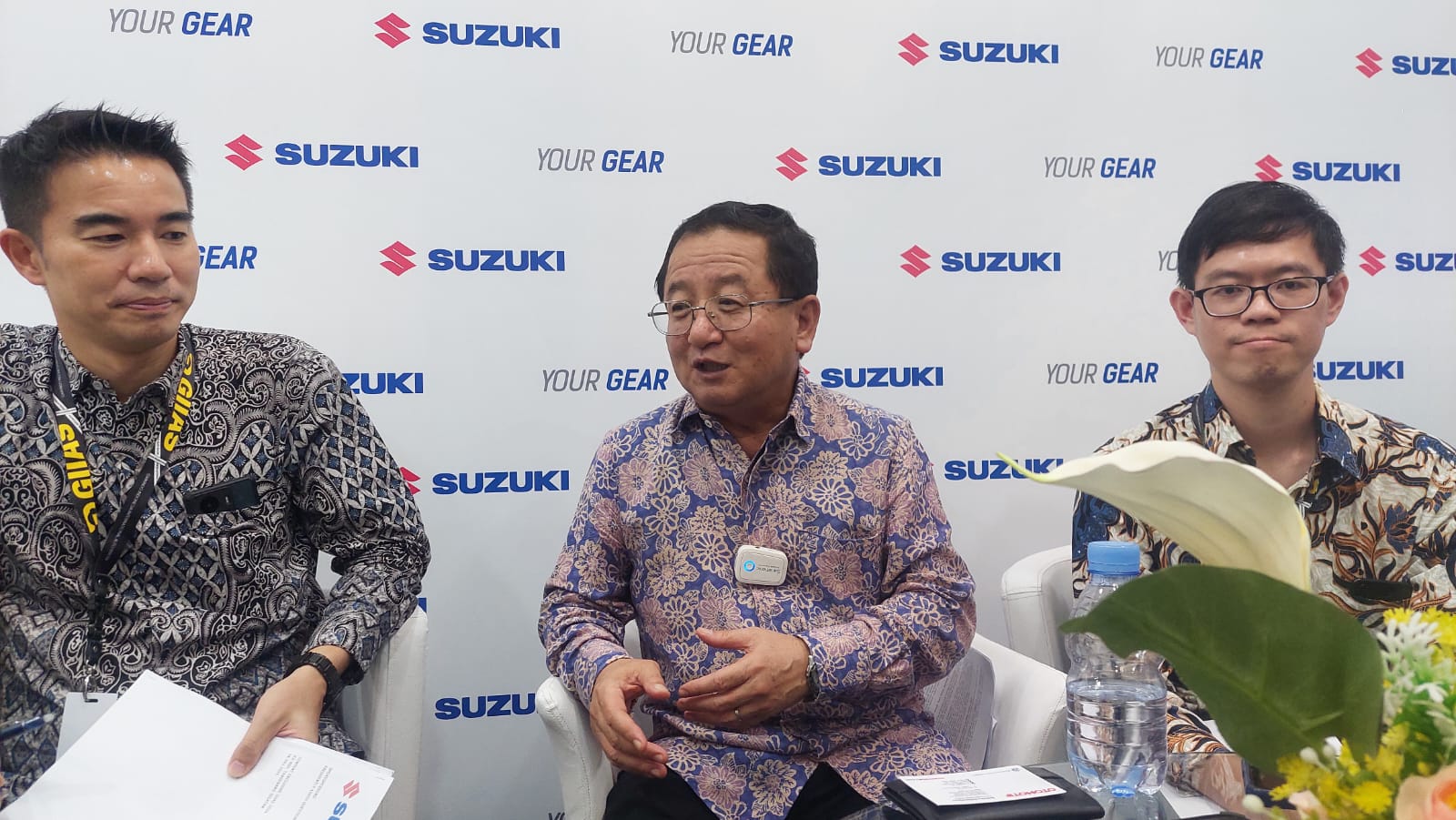Presiden Direktur PT Suzuki Indomobil Motor (SIM) Minoru Amano (tengah) berencana fokus mengembangkan pabrik di Indonesia. (Dimas Choirul/JawaPos.com) - Image