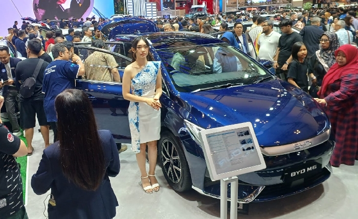 BYD M6 yang menjadi perhatian pengunjung GIIAS 2024 - Image