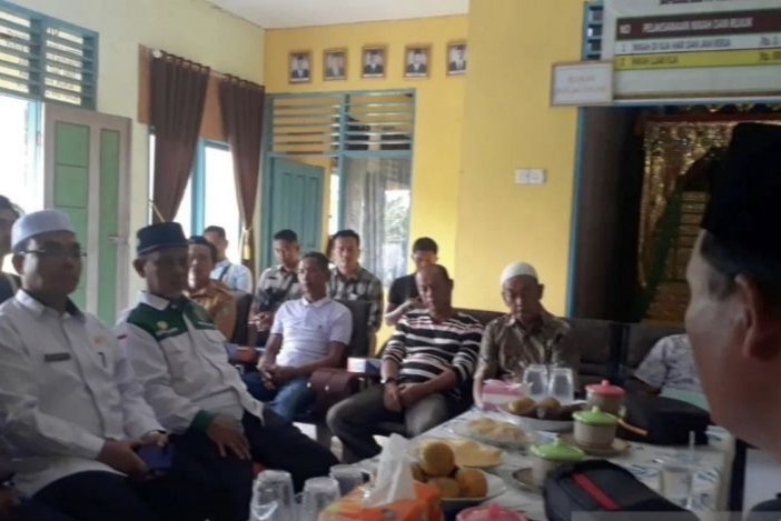 Pertemuan MUI Kabupaten Kepulauan Meranti bersama beberapa pihak terkait membahas persoalan dugaan ajaran sesat di Kecamatan Rangsang Barat. (Rahmat Santoso/Antara) - Image