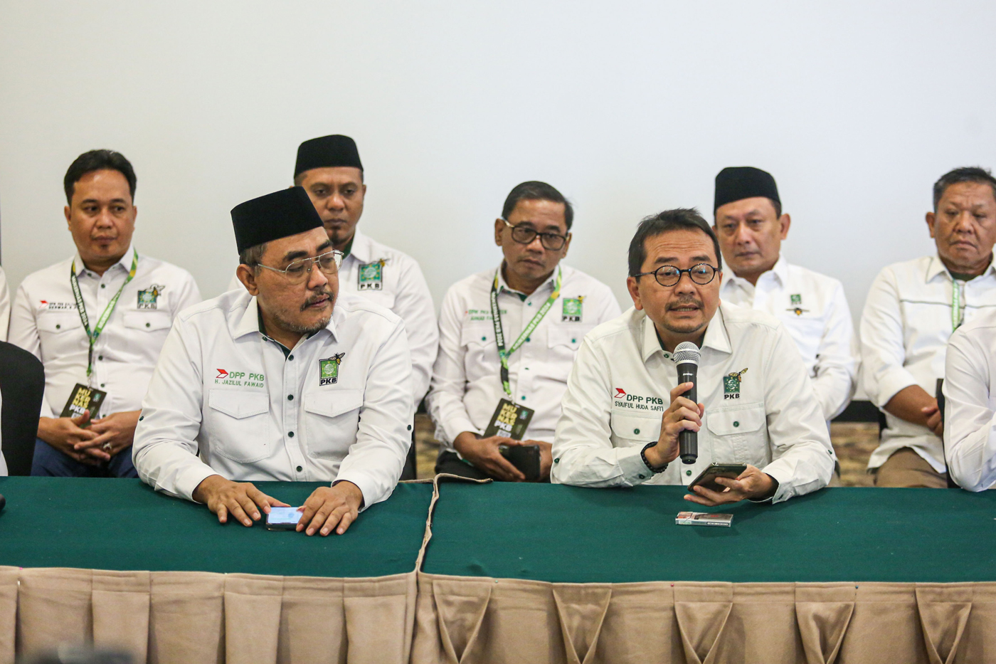 Wakil Ketua Umum PKB Jazilul Fawaid (kiri) bersama Wakil Sekjen PKB Syaiful Huda (kanan) memberikan keterangan pers terkait hasil Mukernas PKB di Jakarta, Rabu (24/7/2024). (Miftahul Hayat/Jawa Pos) - Image