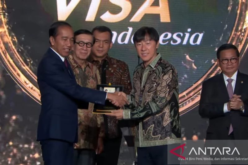 esiden Joko Widodo (Jokowi) menyerahkan fasilitas Golden Visa kepada Pelatih Tim Nasional Indonesia Shin Tae-yong pada acara Grand Launching Golden Visa yang disaksikan melalui akun YouTube Setpres. - Image