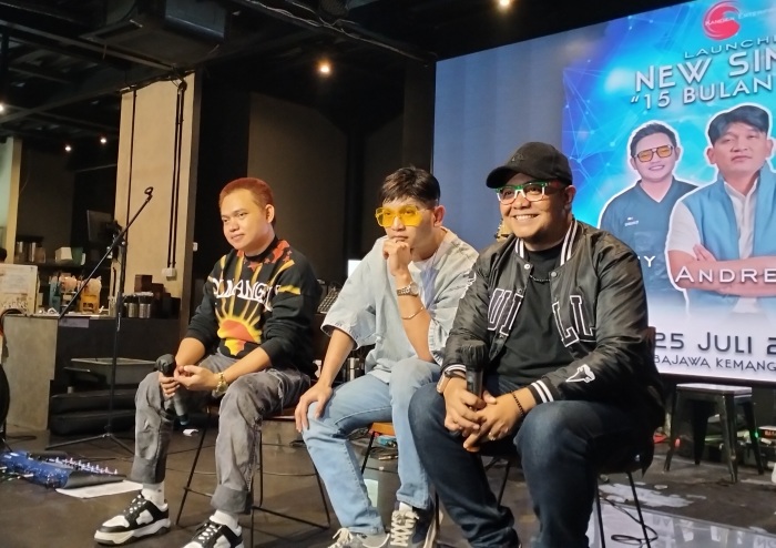 Jumpa pers perilisan single 15 Bulan Juni bersama Dodhy Kangen Band (kiri) selaku pencipta lagu, Andrean (tengah), dan Bimo (kanan). (Abdul Rahman) - Image
