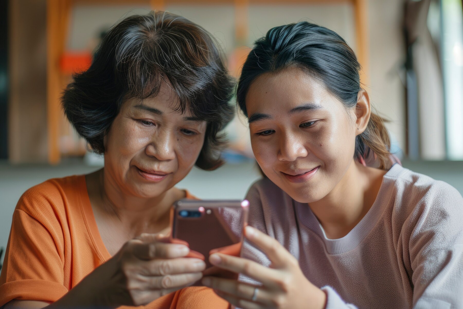 Ilustrasi orang yang suka mem-posting foto lama di media sosial../ (Freepik) - Image