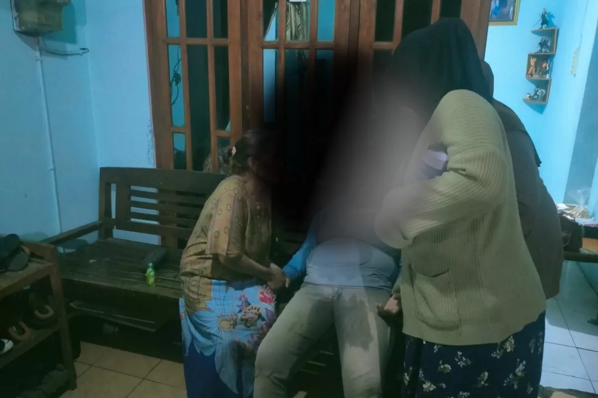 ADS, 44, warga Genuk Baru Semarang terpaksa dilarikan ke rumah sakit karena keracunan akibat dengan sengaja menenggak cairan pembasmi serangga./Radar Semarang - Image