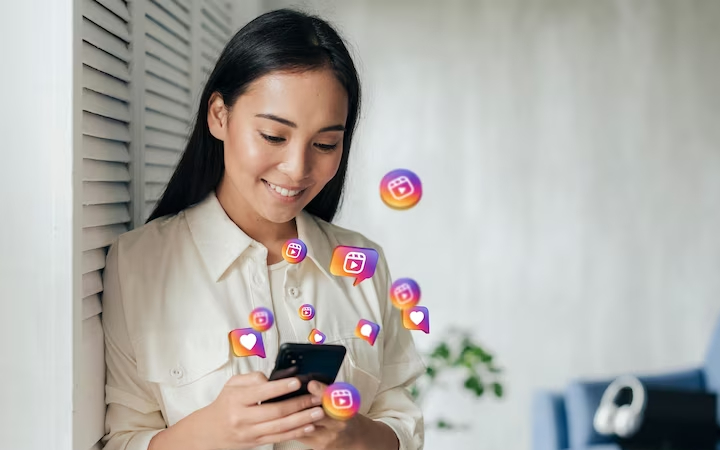 ilustrasi seseorang yang bermain media sosial/ Sumber foto: Freepik - Image