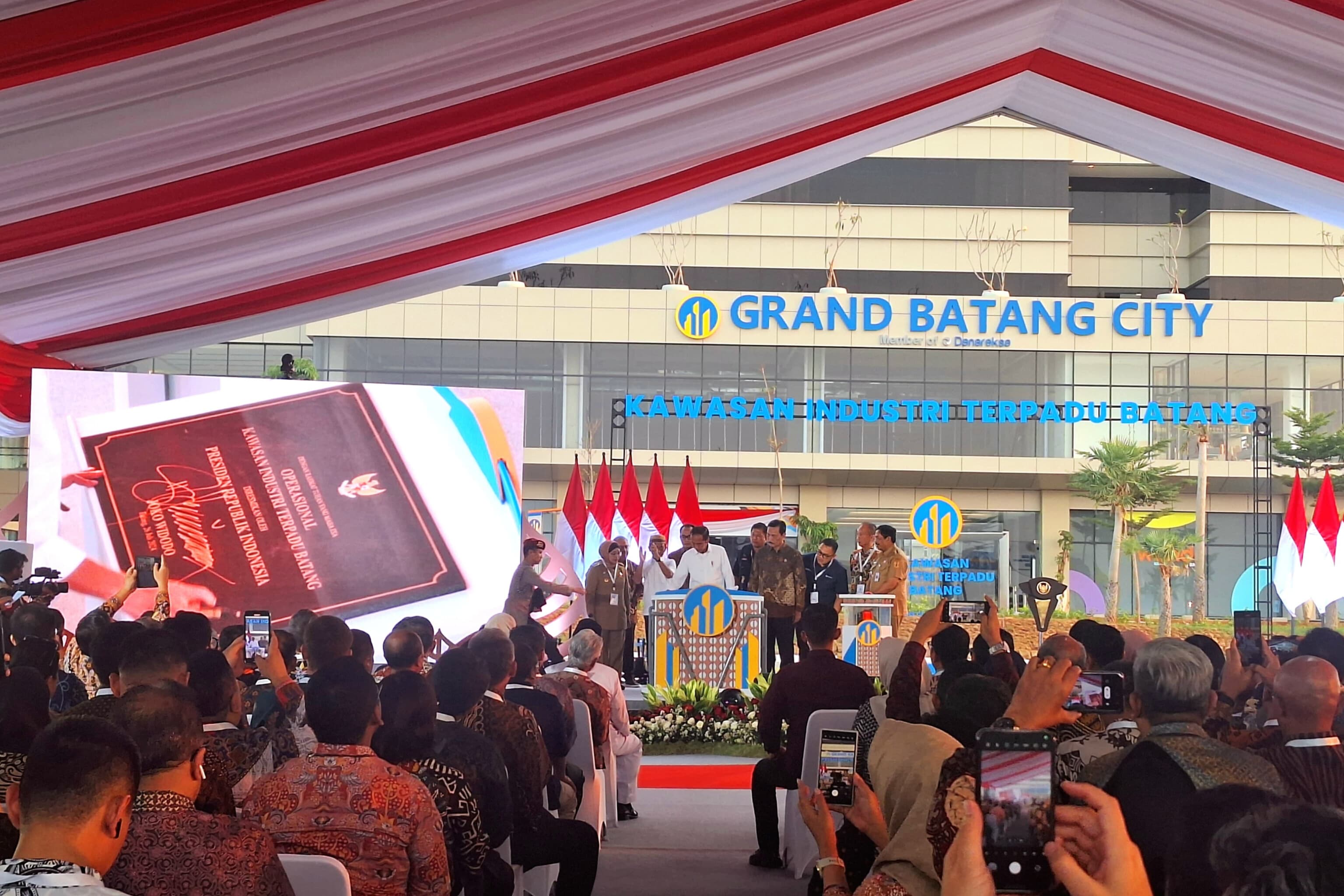 Kawasan Industri Terpadu (KIT) Batang, di Jawa Tengah saat diresmikan oleh Presiden ke-7 RI Joko Widodo (Jokowi). (Estu Suryo/JPC). - Image