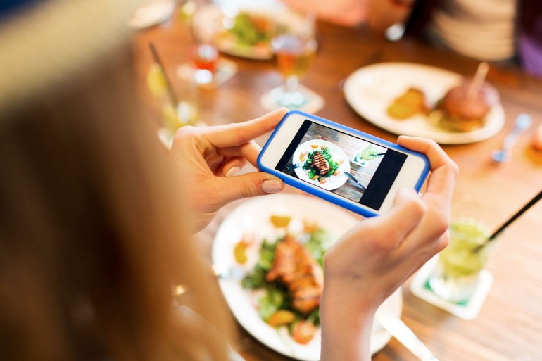 Ilustrasi orang mengambil foto makan (The Daily Meal) - Image