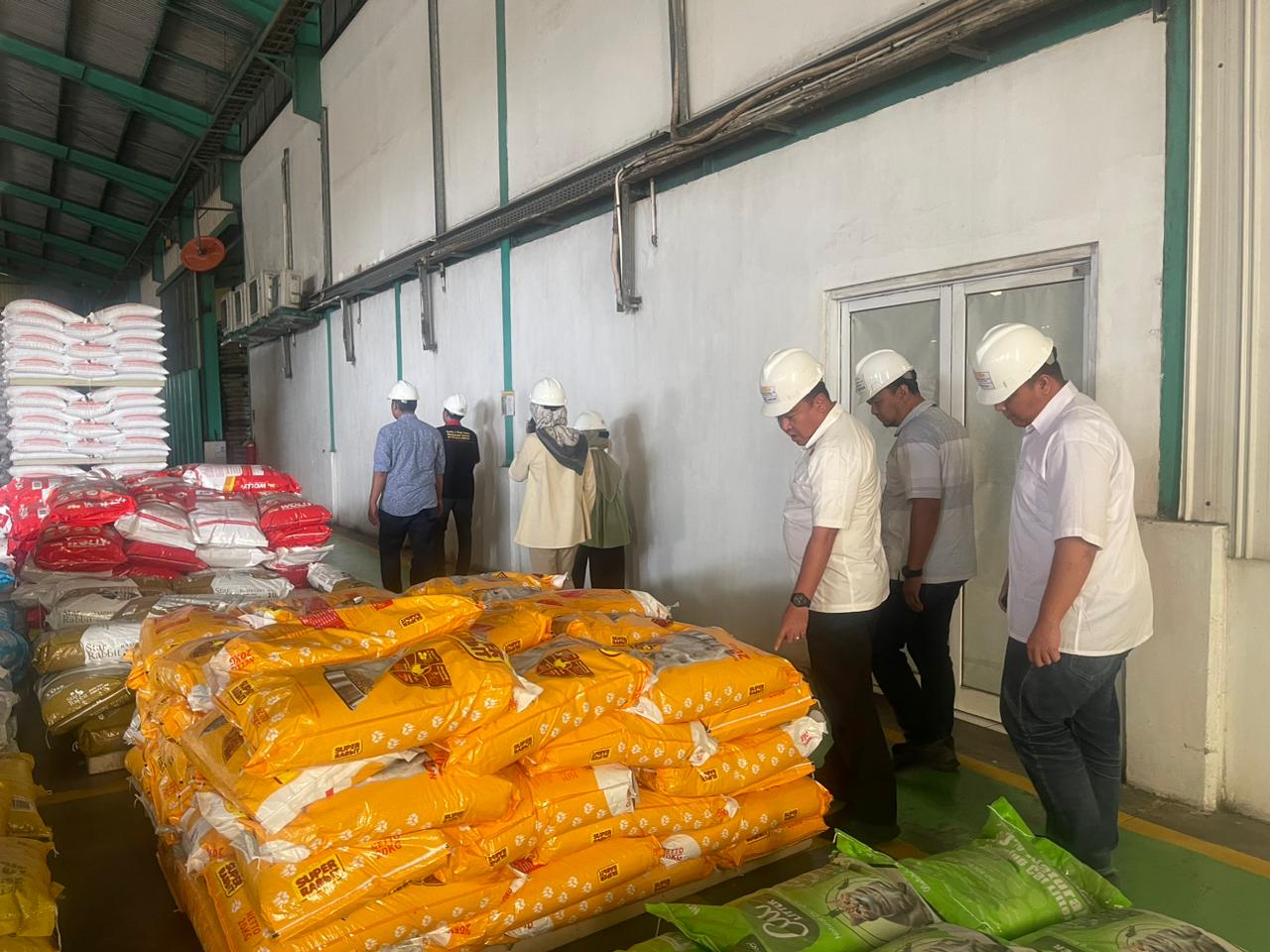 Tim Satgas Pangan Bareskrim Polri memonitoring gudang produksi jagung di PT. Malindo Feedmill, Tbk, Kabupaten Grobogan, Jawa Tengah. (Istimewa) - Image