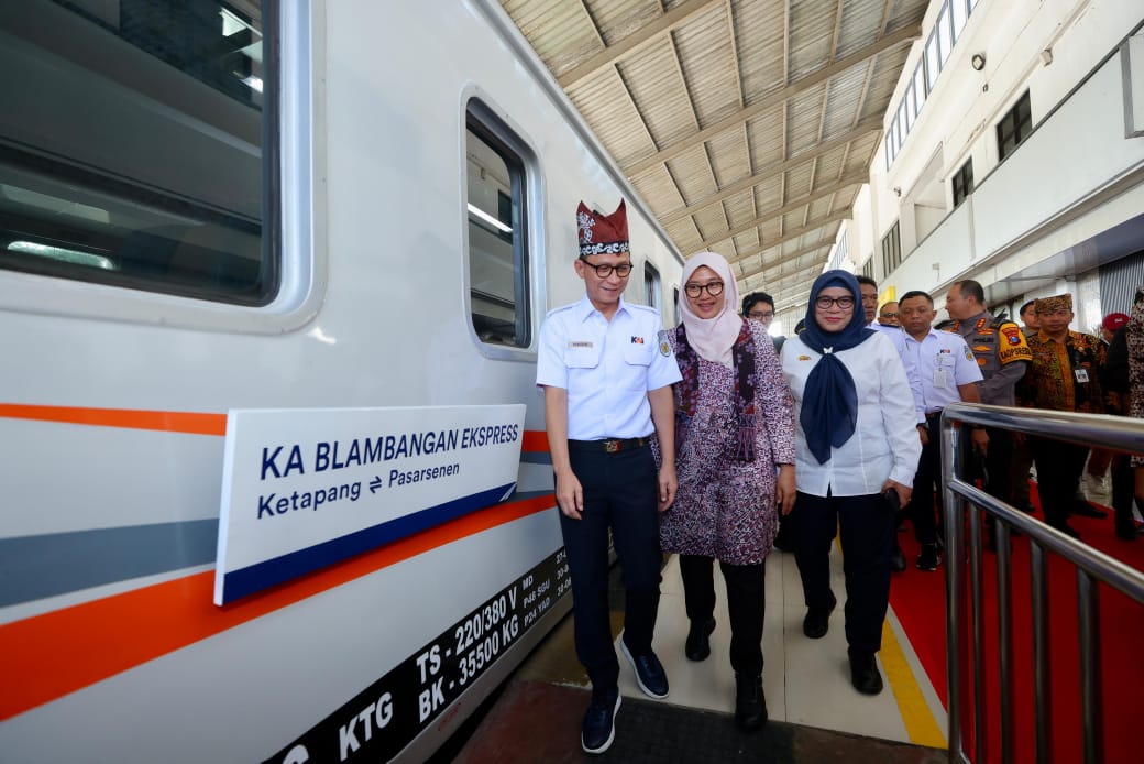 Direktur Niaga PT. KAI Hadis Surya Palapa (kiri) dan Bupati Banyuwangi Ipuk Fiestiandani dalam peluncuran KA Blambangan Ekspres - Image