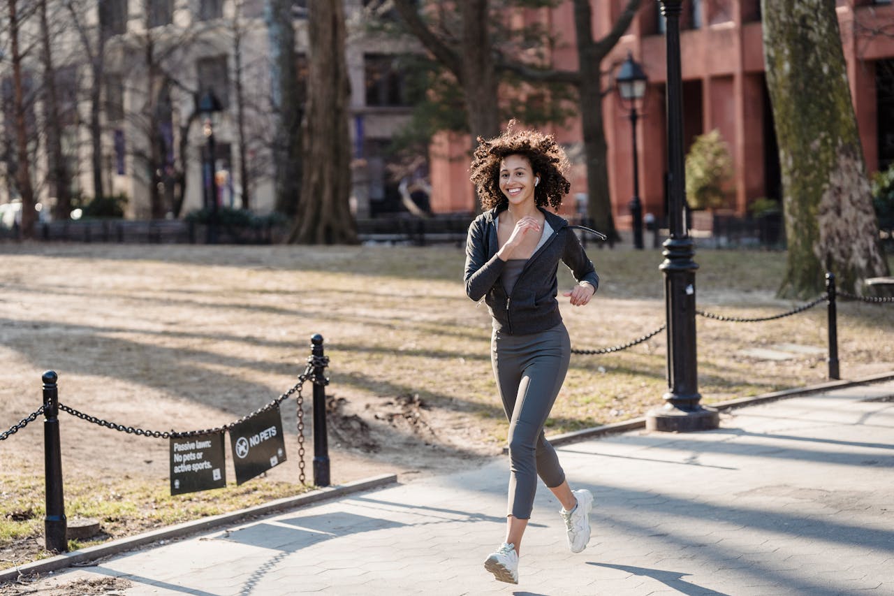 Manfaat Running Tights alias celana ketat lari./ Pexels/Blue Bird - Image