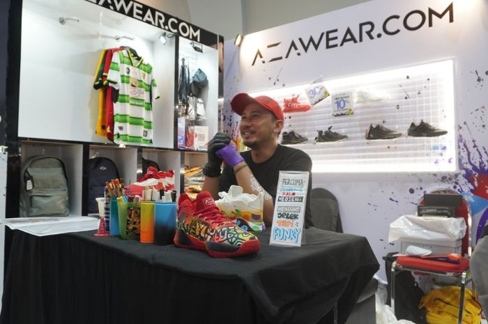 Aksi Xgo ketika live painting di booth AZA Wear di USS Downtown Market Surabaya. (Satrio Maheswara/JawaPos.com) - Image