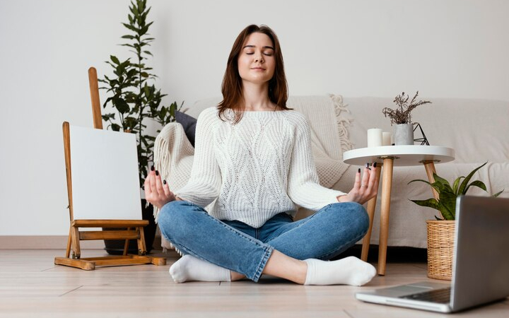 ilustrasi seseorang yang mempraktikkan kebiasaan mindfulness/ Sumber foto: Freepik - Image
