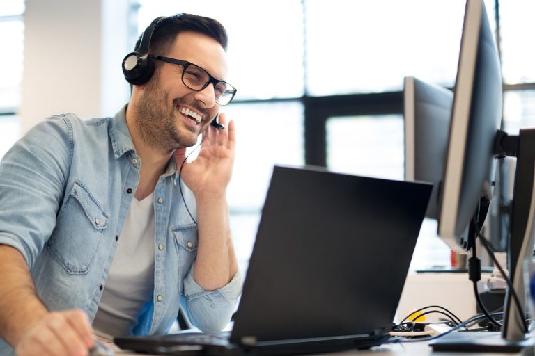 Ilustrasi orang video call (Sumber foto: Clear VC) - Image