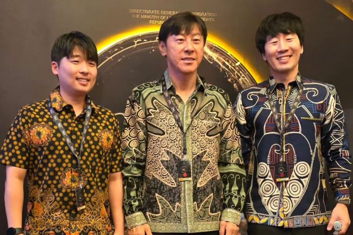 Shin Tae-yong ketika menerima penghargaan golden visa dari Pemerintah Indonesia. (Instagram/@shintaeyong7777) - Image
