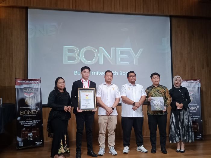 MURI memberi anugerah rekor Penjualan Suplemen Peninggi Badan Terbanyak di Marketplace. (Istimewa) - Image