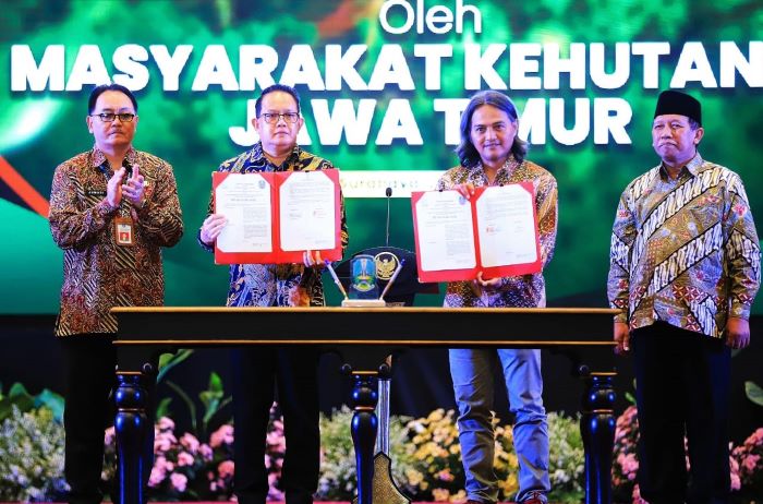 Pj Gubernur Jatim Adhy Karyono ajak masyarakat sedekah oksigen menanam pohon mangrove. (Pemprov Jatim) - Image