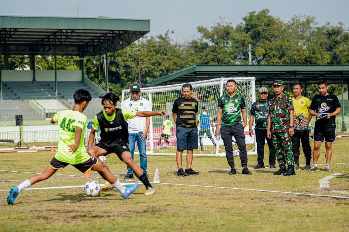 CEO Persebaya Azrul Ananda dan Kajasdam V/Brawijaya Letkol Inf Yudhi Rianto Ratu (tiga dari kanan) menyaksikan peserta Talent Audition. (persebaya.id) - Image
