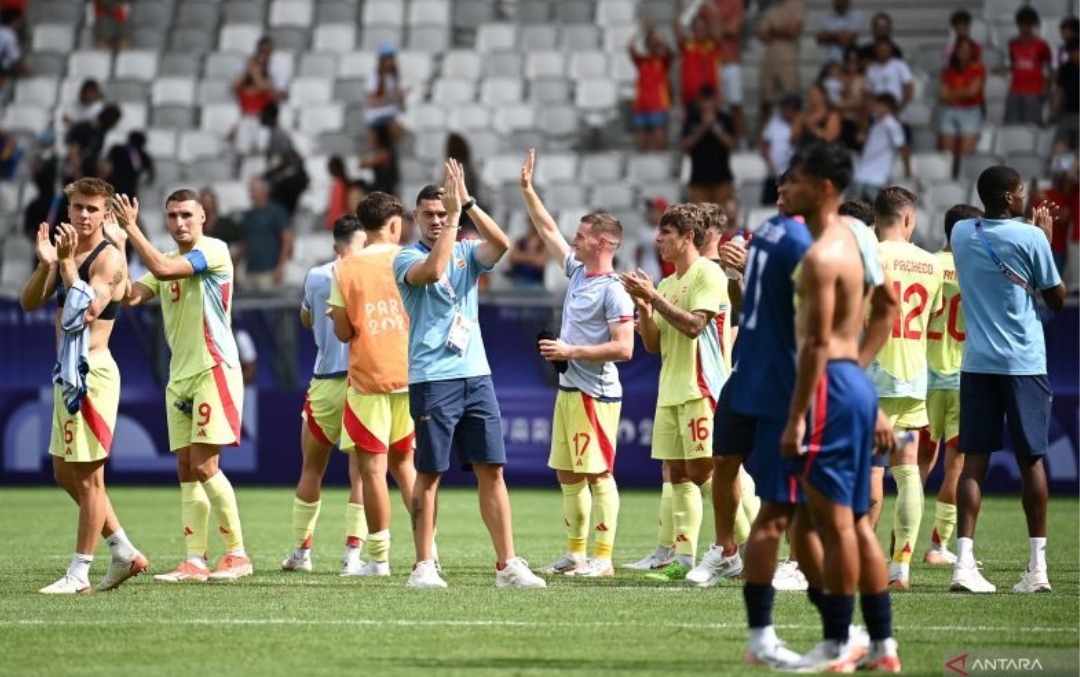 Spanyol merayakan keberhasilan mereka mengalahkan Republik Dominika pada pertandingan Grup C Olimpiade Paris 2024 di Stadion Bordeaux, Bordeaux, Sabtu (27/7/2024). (ANTARA/AFP/CHRISTOPHE ARCHAMBAULT) - Image