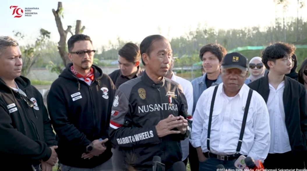 Caption: Presiden Joko Widodo (Jokowi) bersama Ibu Negara Iriana mengajak para artis dan influencer ke Ibu Kota Nusantara (IKN), pada Minggu (28/7). (Youtube Sekretariat Presiden) - Image